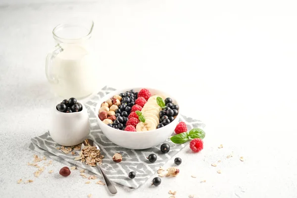Havermout Met Bessen Fruit Een Lichte Achtergrond Gezond Ontbijt — Stockfoto