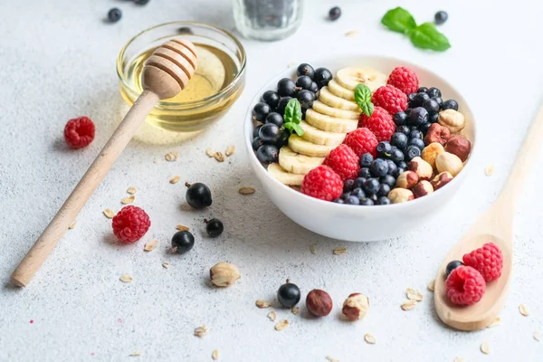 Havermout Met Bessen Fruit Een Lichte Achtergrond Gezond Ontbijt — Stockfoto