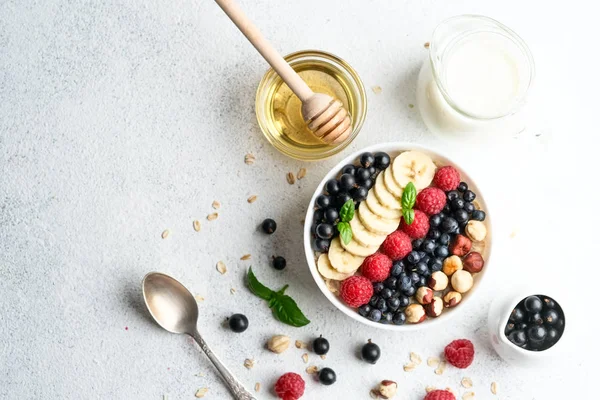 Havermout Met Bessen Fruit Een Lichte Achtergrond Gezond Ontbijt Bovenaanzicht — Stockfoto