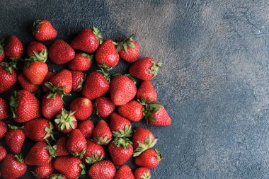 Sağlıklı çilek koyu arka planda izole edilmiş. Uzayı kopyala Üst görünüm, Yüksek çözünürlüklü ürün
