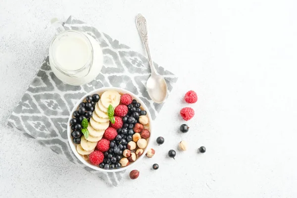 Gezond Ontbijt Havermout Met Bessen Fruit Melk Een Lichte Achtergrond — Stockfoto