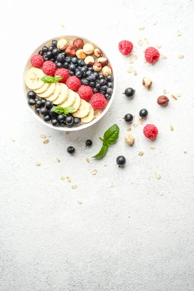 Gezond Ontbijt Havermout Met Bessen Fruit Melk Een Lichte Achtergrond — Stockfoto