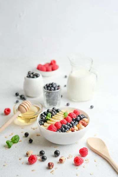 Gezond Ontbijt Havermout Met Bessen Fruit Melk Een Lichte Achtergrond — Stockfoto