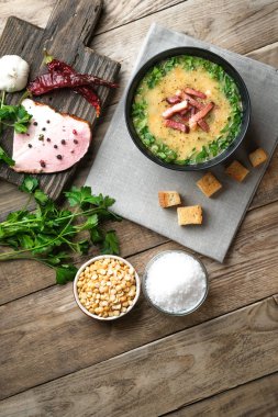 Pastırmalı bezelye çorbası, otlar ve ekmek kırıntıları kırsal arka plan üst görünüm fotokopi alanı.