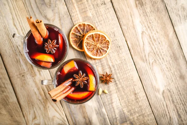 Vinho Amontoado Copos Com Maçãs Laranja Canela Anis Estrelado Bebida — Fotografia de Stock