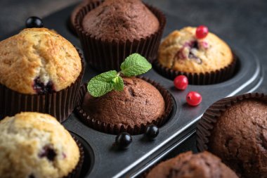 Böğürtlenli, çikolatalı ve naneli ev yapımı muffinler..