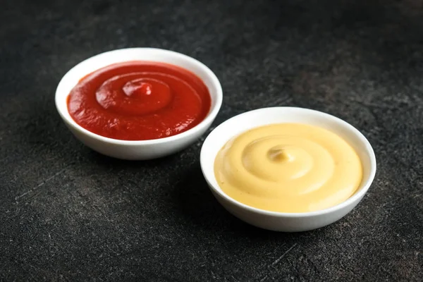 Juego Las Salsas Populares Ketchup Mayonesa Sobre Fondo Oscuro — Foto de Stock