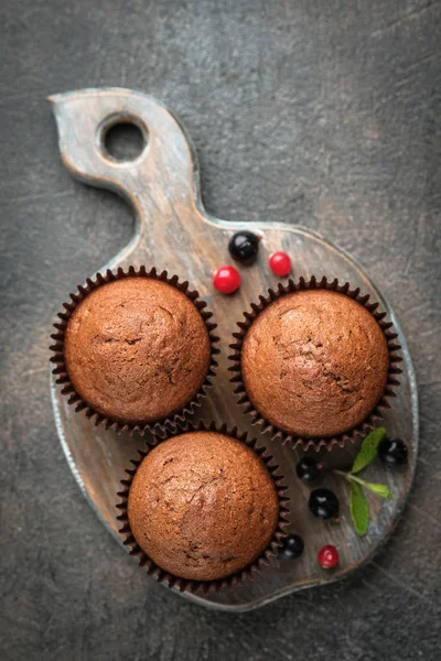 Czekoladowe Muffinki Porcjowanej Desce Ciemnym Tle Top View Copy Space — Zdjęcie stockowe