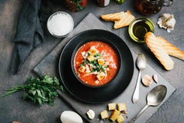 Geleneksel İspanyol soğuk gazpacho çorbası olgun domatesler, salatalık ve fesleğen. Üst görünüm düzlüğü.