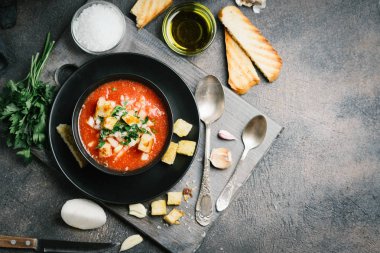 Geleneksel İspanyol soğuk gazpacho çorbası olgun domatesler, salatalık ve fesleğen. Üst görünüm düzlüğü kopyalama alanı ile yatıyordu