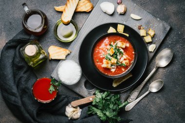 Geleneksel İspanyol soğuk gazpacho çorbası olgun domatesler, salatalık ve fesleğen. Üst görünüm düzlüğü.