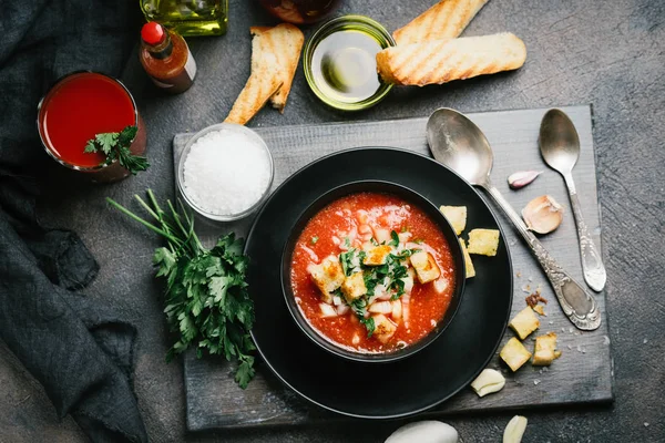 Soupe Traditionnelle Espagnole Gaspacho Froid Avec Tomates Mûres Concombre Basilic — Photo