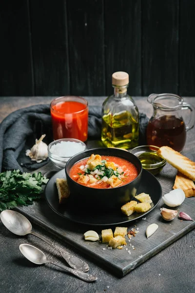 Soupe Traditionnelle Espagnole Gaspacho Froid Avec Tomates Mûres Concombre Basilic — Photo