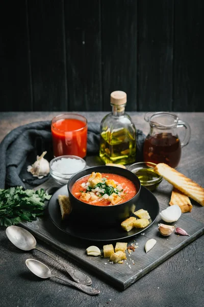 Soupe Traditionnelle Espagnole Gaspacho Froid Avec Tomates Mûres Concombre Basilic — Photo