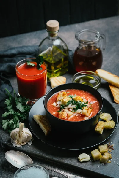 Soupe Traditionnelle Espagnole Gaspacho Froid Aux Tomates Mûres Basilic Sur — Photo