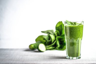 Arka planda hafif bir fotokopi alanında yulaf ezmeli organik dut ve sebze püresi. Sağlıklı yiyecekler. Laktozsuz diyet. 