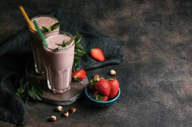Böğürtlenli, çikolatalı ve fındıklı organik yulaf ezmeli milkshake. Sağlıklı yiyecekler. Laktozsuz diyet.