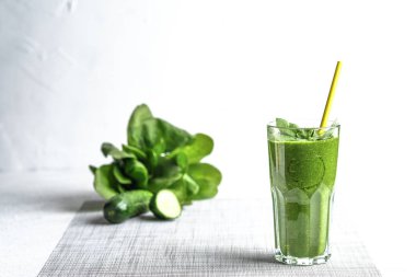 Arka planda hafif bir fotokopi alanında yulaf ezmeli organik dut ve sebze püresi. Sağlıklı yiyecekler. Laktozsuz diyet. 