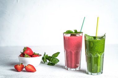 Arka planda hafif bir fotokopi alanında yulaf ezmeli organik dut ve sebze püresi. Sağlıklı yiyecekler. Laktozsuz diyet. 