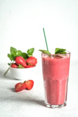 Arka planda hafif bir fotokopi alanında yulaf ezmeli organik dut ve sebze püresi. Sağlıklı yiyecekler. Laktozsuz diyet. 