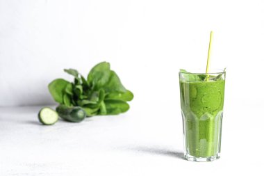 Arka planda hafif bir fotokopi alanında yulaf ezmeli organik dut ve sebze püresi. Sağlıklı yiyecekler. Laktozsuz diyet. 