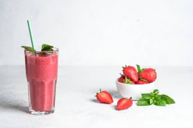 Arka planda hafif bir fotokopi alanında yulaf ezmeli organik dut ve sebze püresi. Sağlıklı yiyecekler. Laktozsuz diyet. 