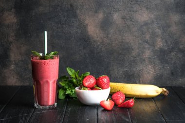 Arka planda yulaf ezmeli, organik böğürtlen ve sebze püresi. Sağlıklı yiyecekler. Laktozsuz diyet. 