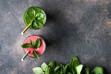 Arka planda koyu arkaplanda yulaf ezmeli organik böğürtlen ve sebze suyu fotokopi alanı. Sağlıklı yiyecekler. Laktozsuz diyet. 