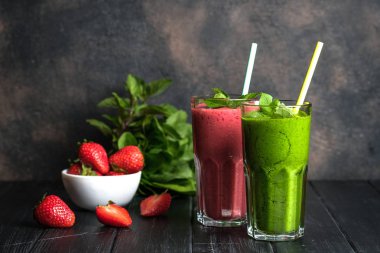 Arka planda yulaf ezmeli, organik böğürtlen ve sebze püresi. Sağlıklı yiyecekler. Laktozsuz diyet. 