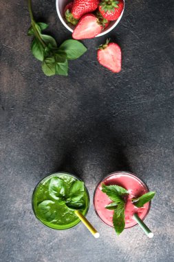 Arka planda koyu arkaplanda yulaf ezmeli organik böğürtlen ve sebze suyu fotokopi alanı. Sağlıklı yiyecekler. Laktozsuz diyet. 
