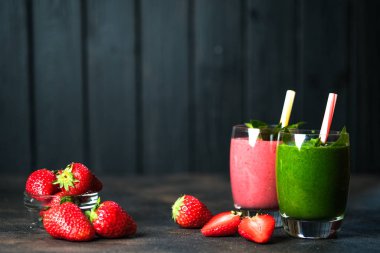 Arka planda yulaf ezmeli, organik böğürtlen ve sebze püresi. Sağlıklı yiyecekler. Laktozsuz diyet. 
