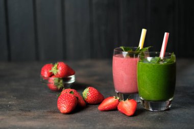 Arka planda yulaf ezmeli, organik böğürtlen ve sebze püresi. Sağlıklı yiyecekler. Laktozsuz diyet. 