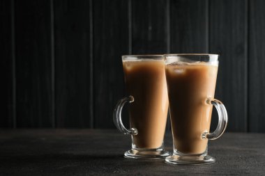 Koyu arka planda buzlu kahve fotokopi alanı.