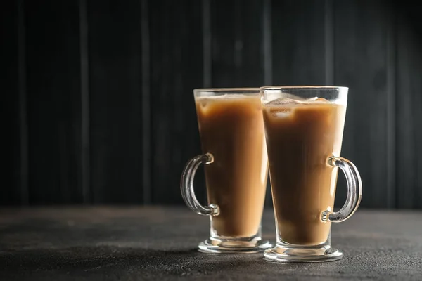 Kopi Dalam Gelas Pada Latar Belakang Gelap Menyalin Ruang — Stok Foto