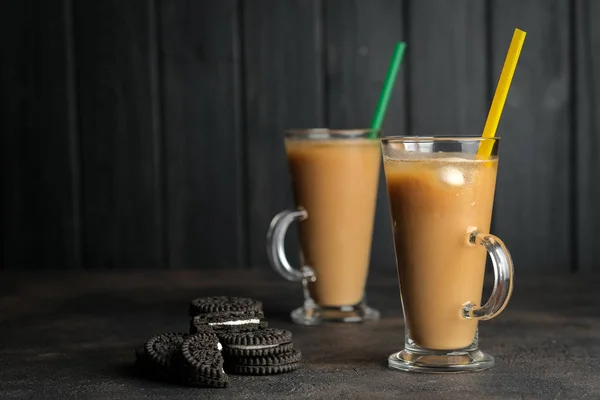 Kopi Dalam Gelas Dan Chocolate Chip Cookies Pada Latar Belakang — Stok Foto