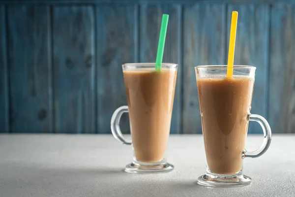 Kopi Dan Coklat Chip Cookie Pada Latar Belakang Gelap Menyalin — Stok Foto