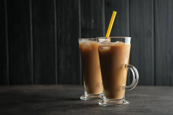 Kopi Dalam Gelas Pada Latar Belakang Gelap Menyalin Ruang — Stok Foto