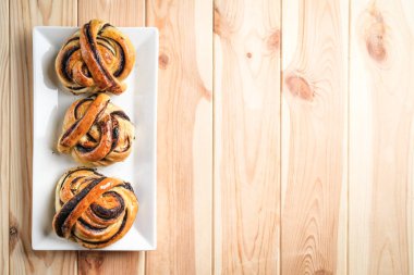 Açık arkaplanda koyu çikolatalı ev yapımı çörekler fotokopi alanı üst görünümü