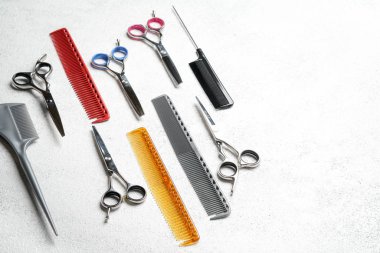 Hafif arka planda berber aksesuarları. Makas ve tarak.. 