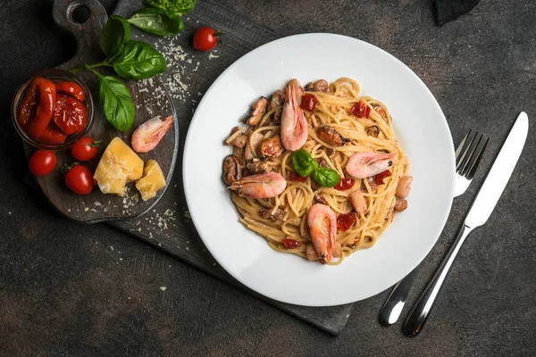 Pastas Mariscos Plato Espaguetis Con Camarones Tomates Secados Sol Albahaca — Foto de Stock