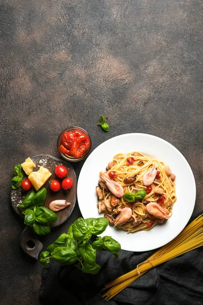 Seafood Pasta Plate Spaghetti Shrimp Sun Dried Tomatoes Basil Parmesan — Stock Photo, Image