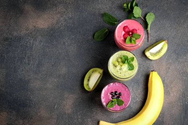 Kleurrijke Smoothie Verse Vitamines Drinken Met Frambozen Kiwi Banaan Bosbessen — Stockfoto