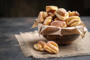 Koyu bir arka planda, köy peynirli ev yapımı kurabiyeler..