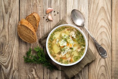 Ev yapımı taze balık çorbası, sebzeler kabın içinde, ahşap arka planda, fotokopi alanı olan üst manzara..