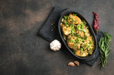 Sarımsak soslu fırında tavuk kişniş, otlar ve baharatlar koyu arkaplanda. Chkmeruli geleneksel bir Kafkas mutfağıdır..