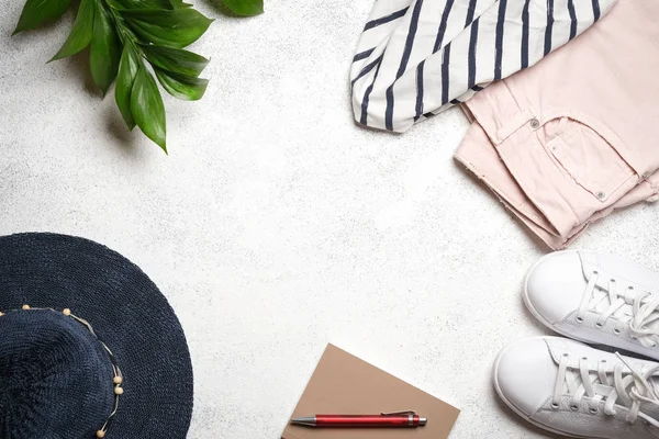 Yaz tatili için kadın kıyafetleri ve aksesuarları kırmızı, mavi ve beyaz renklerde seyahat ediyor. Seyahat tatili konsepti. Yaz dönemi. Üst görünüm kopyalama alanı.