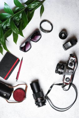 Yaz tatili için kadın kıyafetleri ve aksesuarları kırmızı, mavi ve beyaz renklerde seyahat ediyor. Seyahat tatili konsepti. Yaz dönemi. Üst görünüm kopyalama alanı.