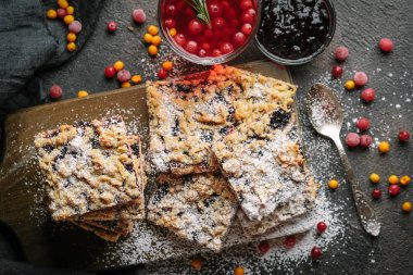 Ev yapımı kısa hamurlu meyveli turta ve koyu arka planda bir fincan çilek çayı. Çay saati için reçelli ev yapımı pasta. Üst Manzara. Boşluğu kopyala.