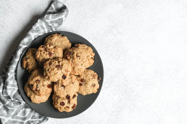 Galletas Avena Caseras Frescas Con Pasas Nueces Sobre Fondo Blanco — Foto de Stock