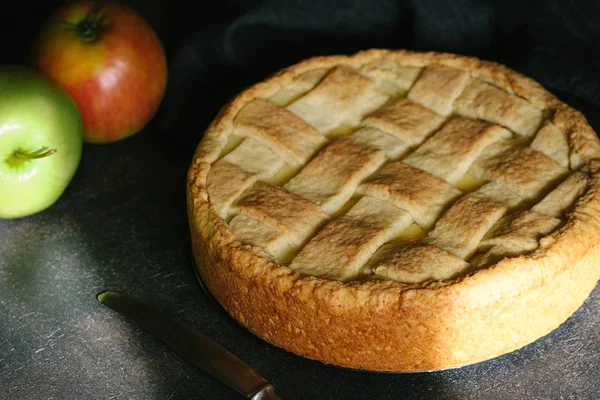 Hausgemachter Frisch Gebackener Rustikaler Apfelkuchen Auf Dunklem Hintergrund — Stockfoto